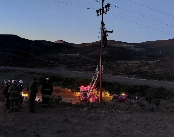 Robaba cables, tropezó y quedó colgado por dos horas: sufrió quemaduras e hipotermia