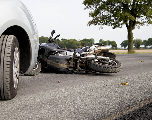 Una persona fallecida y otra internada luego de chocar en su moto