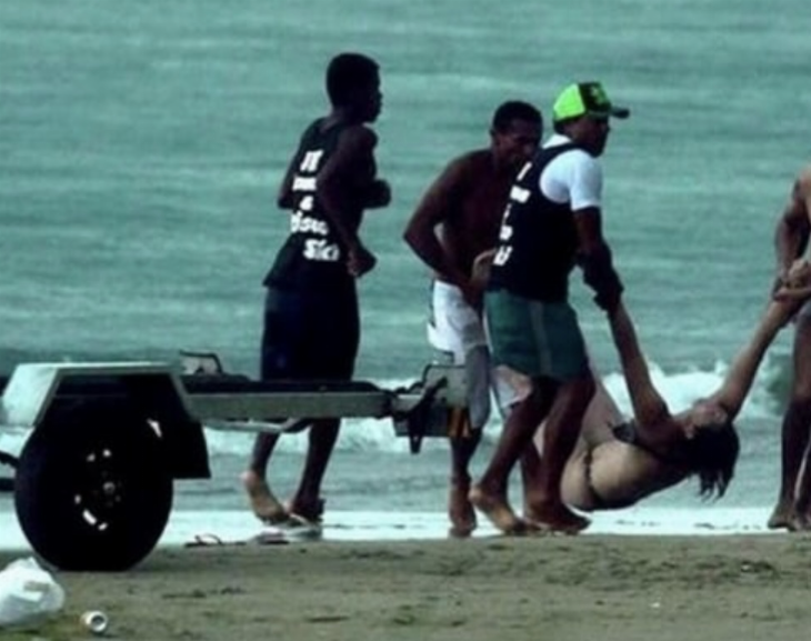 Un rayo mata a una mujer y deja siete heridos en playa de Brasil