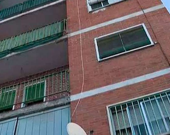 Lo quisieron desalojar y la policía descubrió que dormía con el cuerpo de su papá
