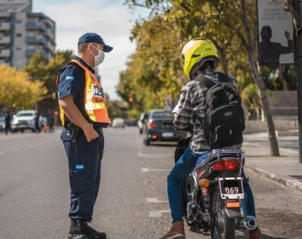 La policía infraccionó a 360 personas por romper al cuarentena en el Día del Padre