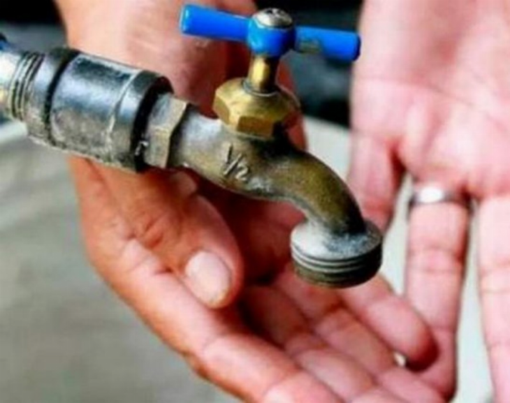 Salieron a cortar la calle para pedir agua en Albardón
