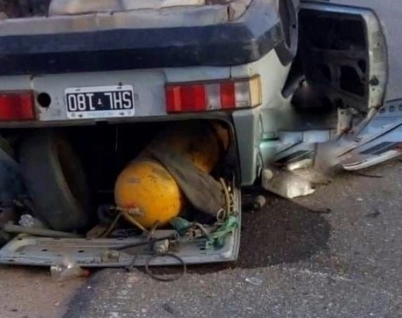 Por esquivar un animal volcaron en su auto