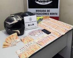 Motochorros reventaron el vidrio de un auto para robar, los atraparon
