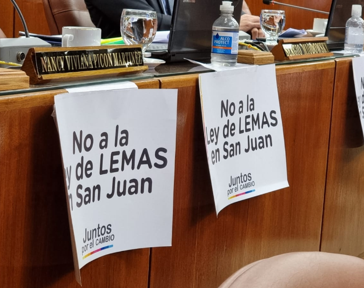 La sesión en Diputados Provinciales inició con carteles de protesta