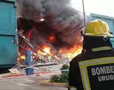 Se incendió un shopping en Punta del Este, colapsaron las paredes y el techo
