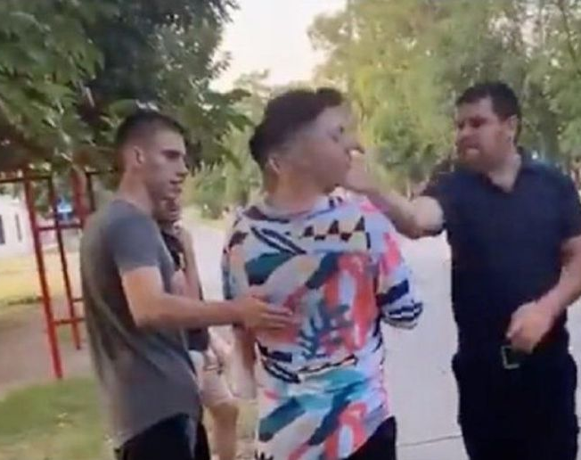 Escracharon a un policía que le pegó un cachetazo a un joven: "Mirá la camisa que tenés"