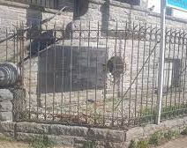 Por querer robar en una casa, saltó la reja pero quedó enganchado de los testículos
