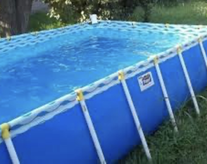 Una pequeña fue rescatada mientras flotaba en una pileta 