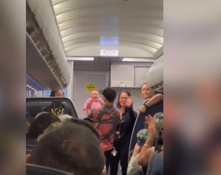 Una pasajera jubilada salvó vida de una bebé que dejó de respirar en pleno vuelo