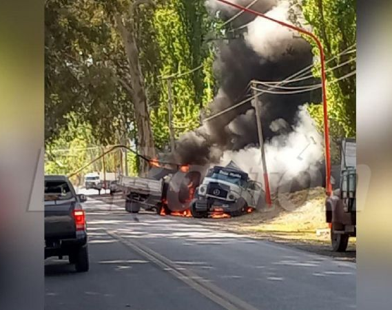 Se incendiaron dos camiones después de un choque