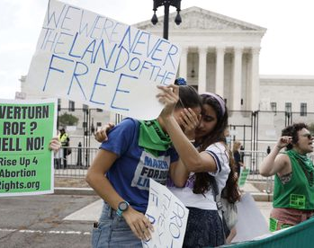 La Corte Suprema de Estados Unidos dio marcha atrás en un fallo que protegía el aborto