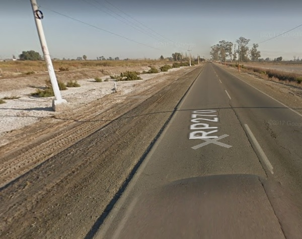  Tres ciclistas fueron embestidos y el auto terminó en un desagüe