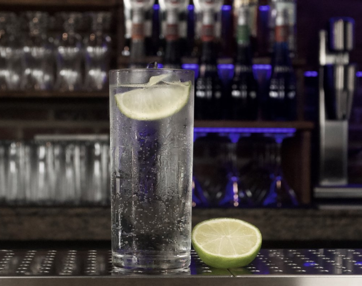 Ladrón sediento: pidió gin en un bar y escapó
