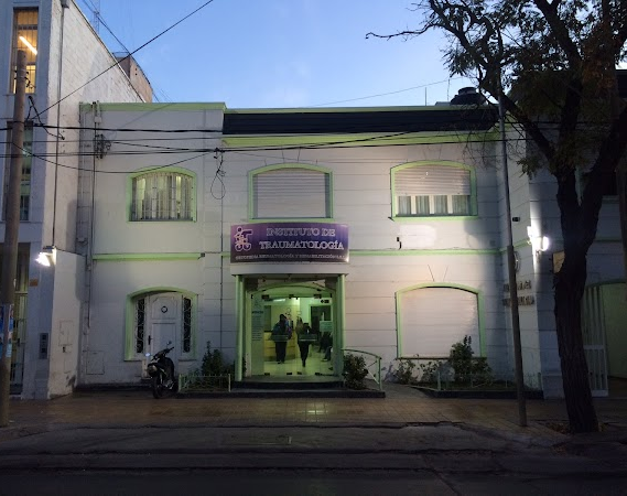 Un reconocido médico traumatólogo fue atacado y quemado por un paciente
