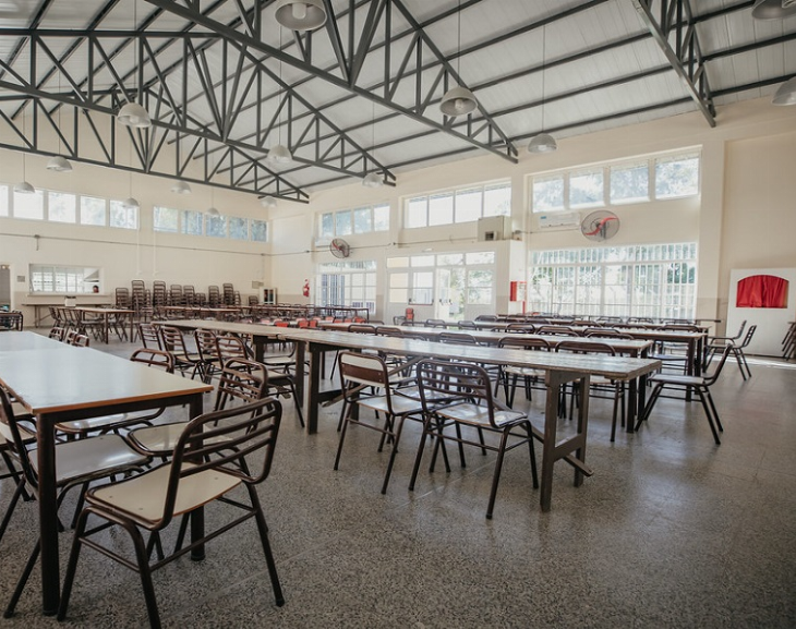 Ingresó armado a una escuela de Rawson y le puso el revólver en la cabeza a una docente