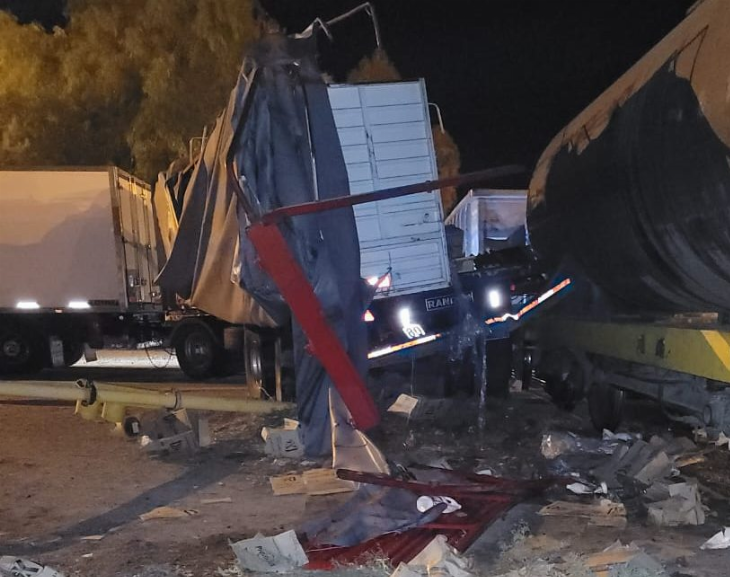 Un tren chocó a un camión que transportaba verduras en San Juan