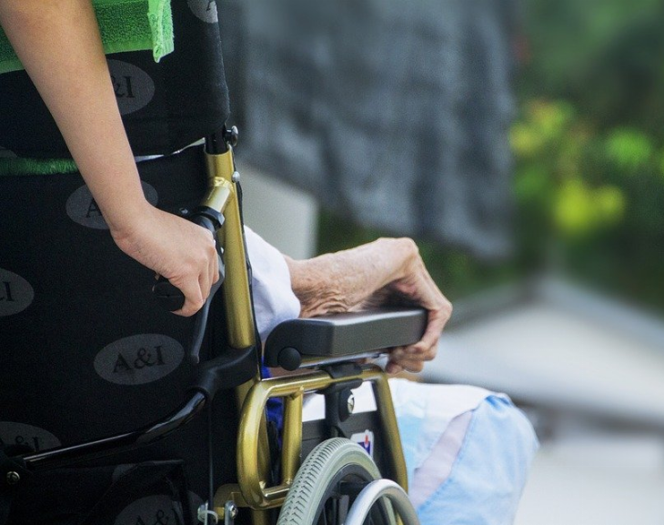 ¡Desgraciados! Por querer robarle a una abuela en silla de ruedas, van presos