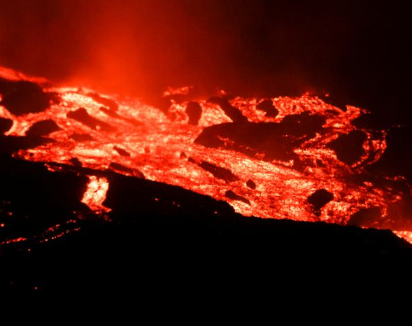 La lava del volcán de La Palma está a pocos metros del mar