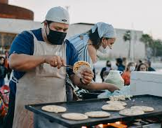 La Plaza Juan Jufre recibe la gastronomía de diferentes colectividades 