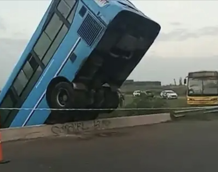 Un colectivo sin control cayó 6 metros desde un puente a un arroyo