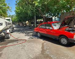 Contento porque iba a ahorrar en combustible, instaló un tubo de GNC y se le incendió el auto 