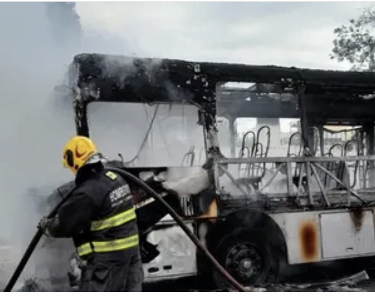Se incendió un colectivo de la red Tulúm y el chofer debió ser hospitalizado