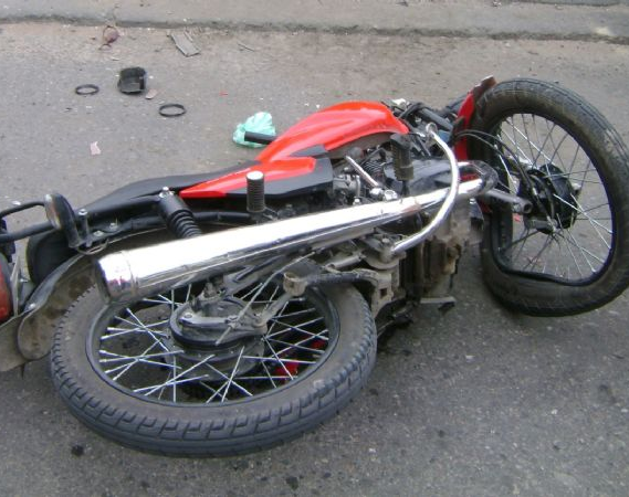 Un joven terminó con múltiples heridas en la cara tras un choque