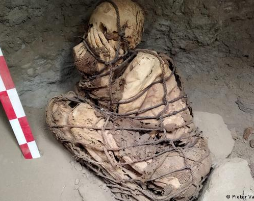 La momia preinca atada que fue hallada en Perú y desorienta a los expertos