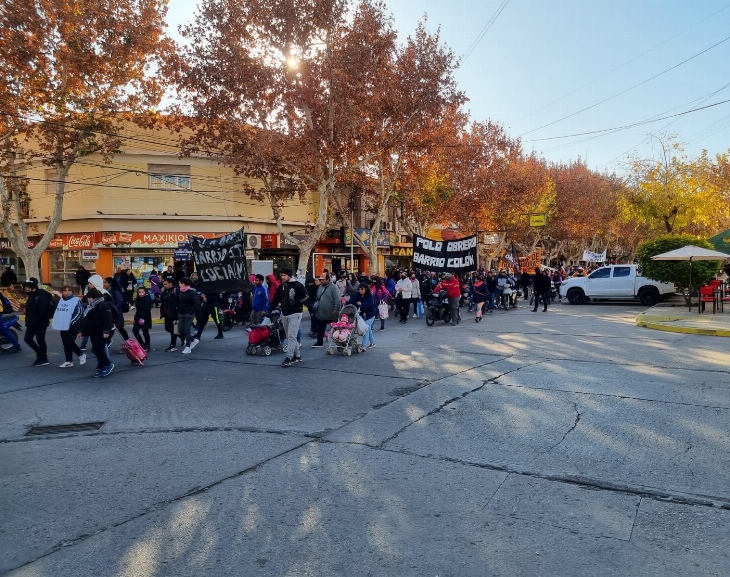 Plegandose a la convocatoria nacional, movimientos sociales marcharon por microcentro