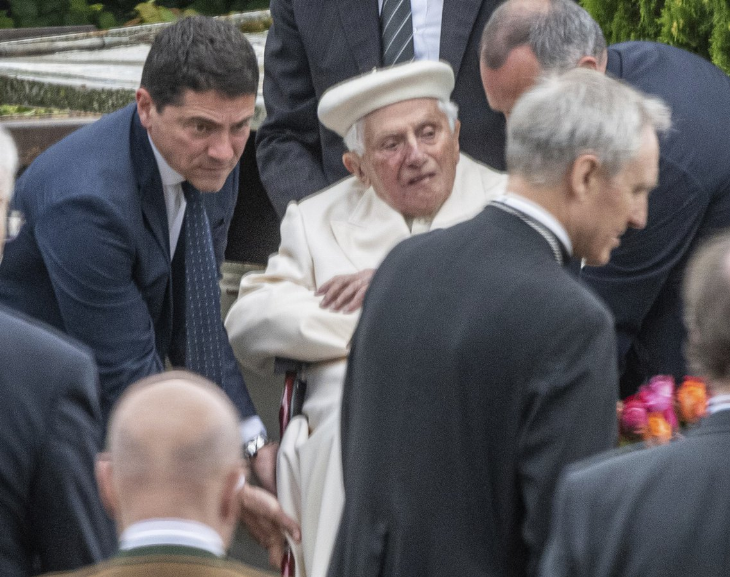 Aseguran que el Papa Emérito se encuentra casi postrado