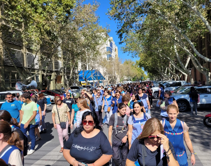 Multitudinaria marcha de docentes autoconvocados reclamando en el microcentro