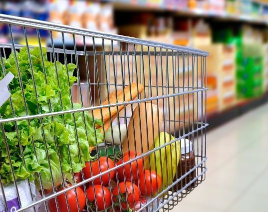 una mujer robó casi 30 artículos de un supermercado con su bebe 