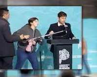 Incidente de seguridad en un acto de Axel Kicillof: una mujer subió al escenario e interrumpió su discurso a los gritos
