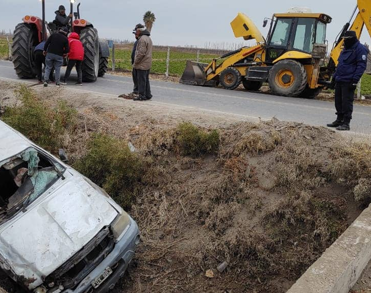 Tragedia en Rawson: ¿un vehículo sin luces provocó el vuelco de la camioneta?