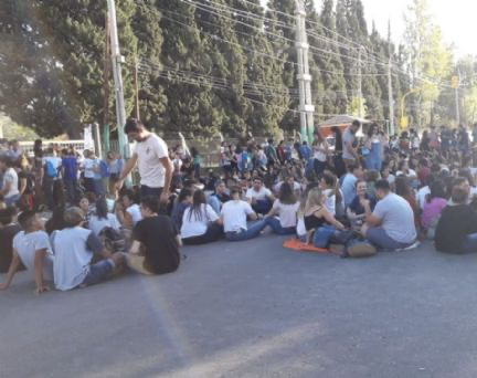 Los alumnos de la Católica, hartos, amenazan con cortar calles 