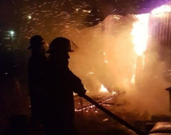 Salió de su casa  y a la media hora se le prendió fuego, se quedó sin nada