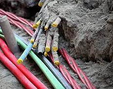 ¡Ni soterrados se salvan! A punta de pala, quisieron robar cables