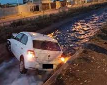 No puso el freno de mano y se le fue el auto al canal 