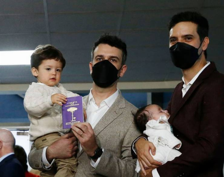 "Ahora sí podemos ser familia": la alegría de la primera pareja homosexual que se casó en Chile