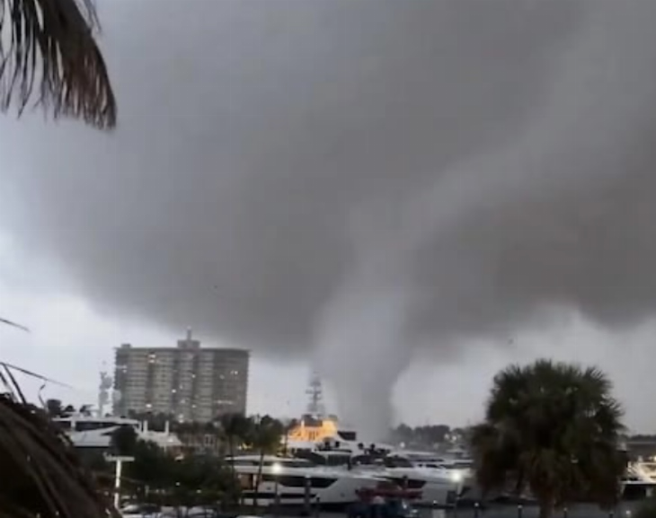 Un poderoso tornado tocó tierra en Estados Unidos dejando a su paso cortes de electricidad y embarcaciones dañadas