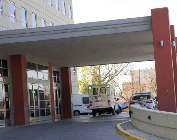 Golpeó en las cabezas a sus padres y los dejó en el hospital