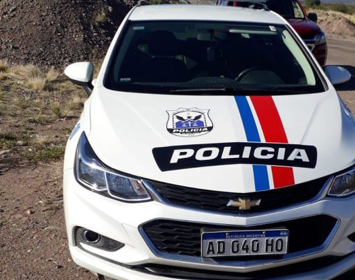 Molieron a golpes a una joven madre que iba con su hijito