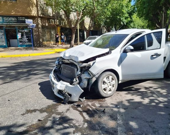 Violento choque entre dos camionetas en pleno centro