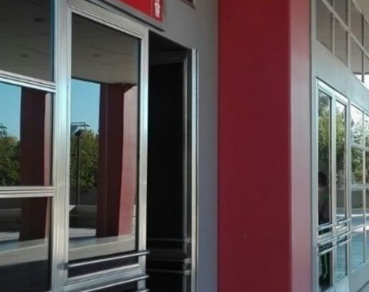 El portón de una escuela se desplomó sobre un padre 