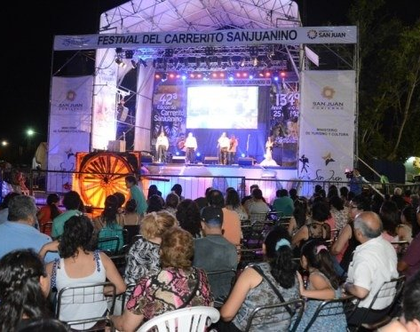Un hombre cayó mientras armaba el escenario de una fiesta departamental y se encuentra en grave estado 