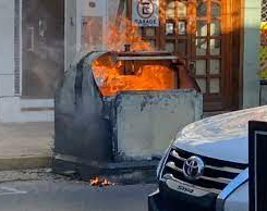 Aseguran que son dos mujeres las "incendiarias" de contenedores de Capital