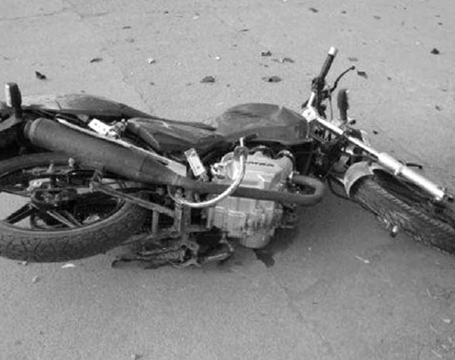 Un motociclista quedó internado grave y el conductor del auto se dio a la fuga