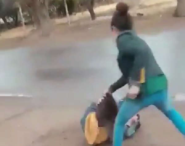 A las piñas, una alumna de Caucete desmayó a su compañera