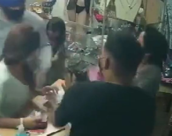 Golpearon violentamente a una mujer para robarle su celular 